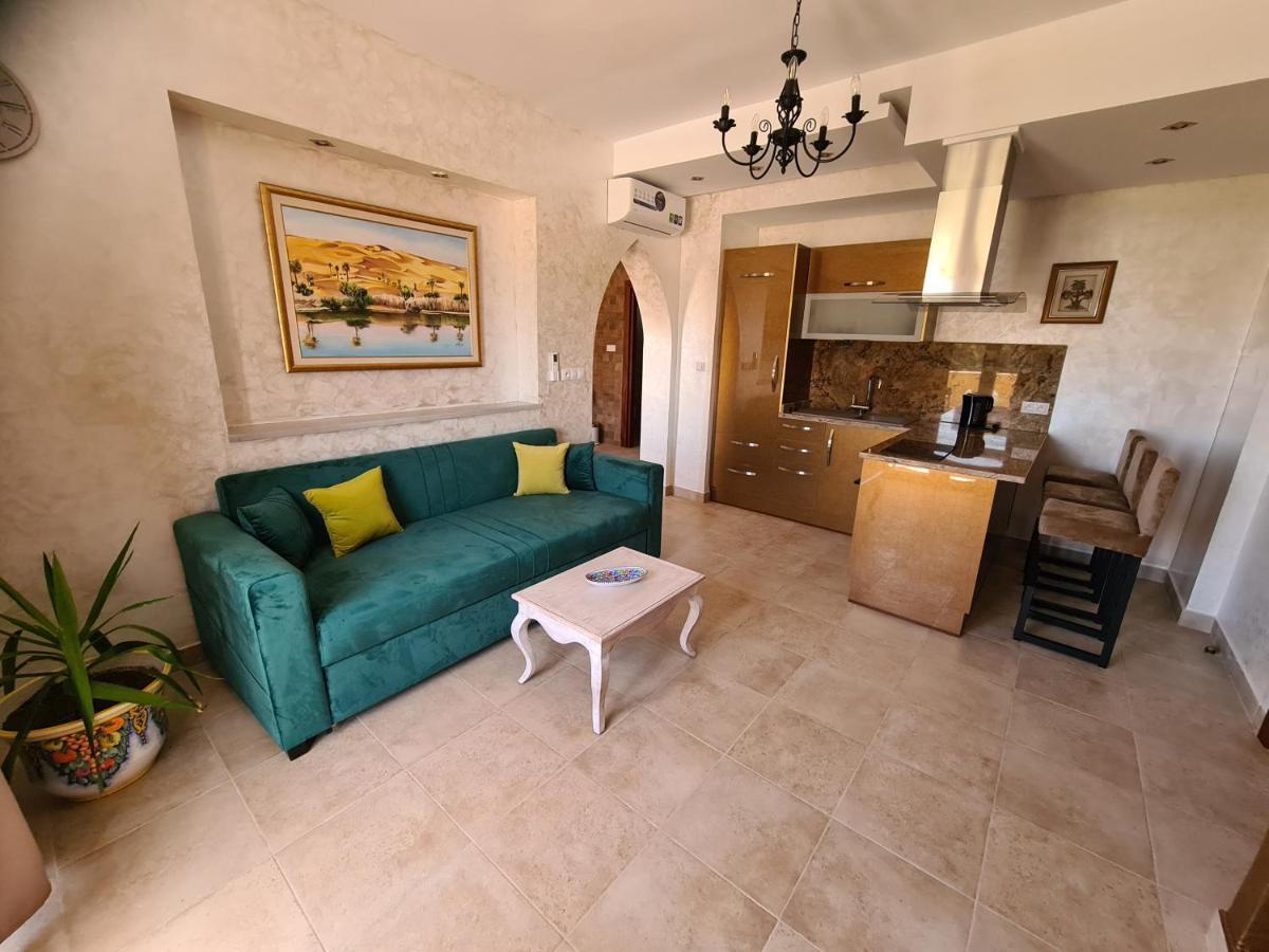 - Baghdadi - Laourient Apartments, Restaurant, Cafe *