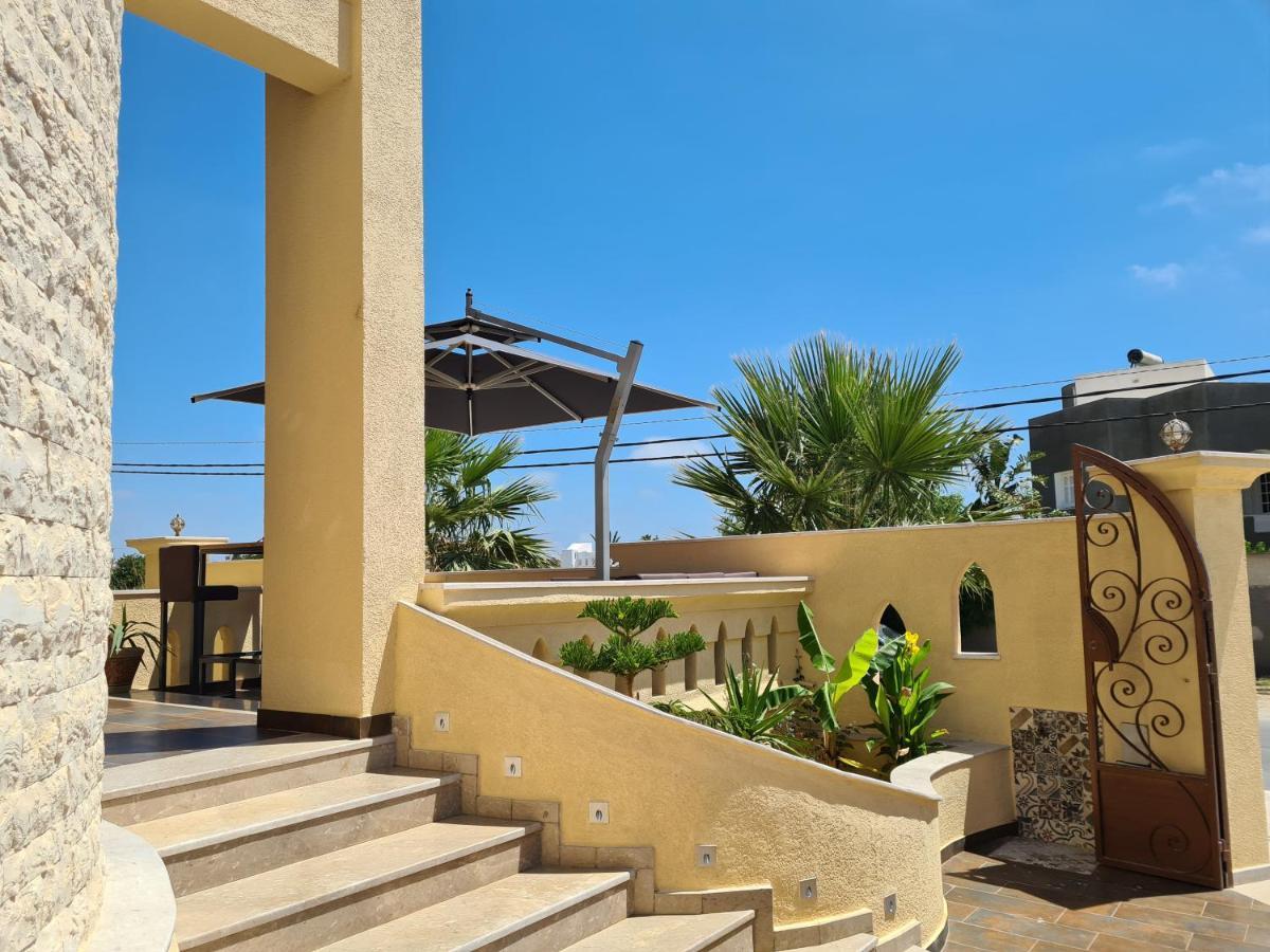 - Baghdadi - Laourient Apartments, Restaurant, Cafe *